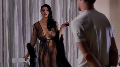 Slut Kira Ratu diundang dheweke pepadhamu kanggo teh lan bajingan wong ing meja nedha bengi